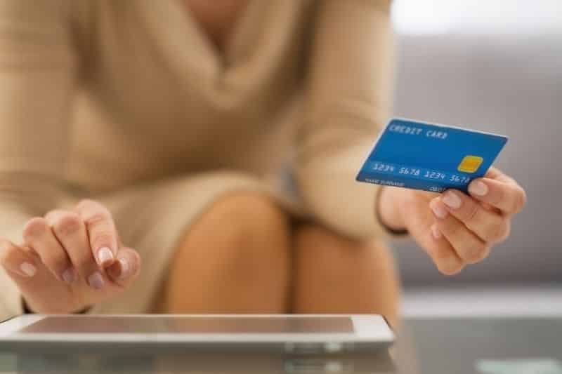 cómo ganan dinero las empresas de tarjetas de crédito